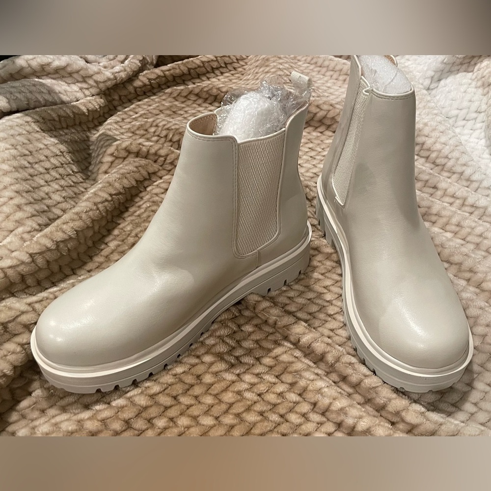 Soda Pilot ~ Women Lug Sole Low Heel Chelsea Fashion Ankle Bootie Size 9